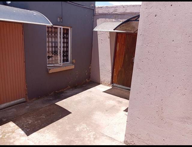 3 BEDROOM HOUSE FOR SALE IN PROTEA GLEN EXT